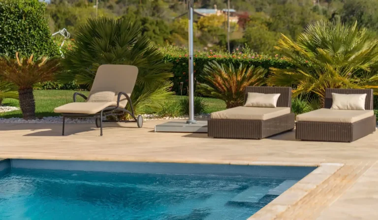 imgi_7_ContemporaryPoolDesigns-1Hero